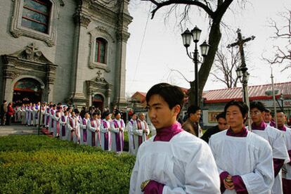 Sacerdotes chinos, en una procesión tras rezar por el alma de Juan Pablo II ayer en Pekín.
