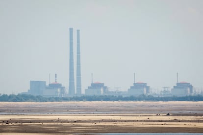 La central nuclear de Zaporiyia, tras la rotura de la presa de Nova Kajovka por un bombardeo, en junio de 2023.