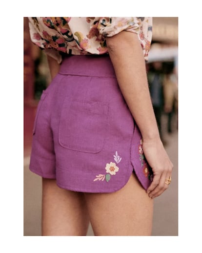 Sézane. Las labores de hilo no son solo cosa de vestidos y blusas. En los años setenta hicieron furor los shorts decorados con dibujos de hilo en los costados. El modelo Carmen recupera esta tendencia en todo su esplendor bajo el color buganvilla, uno de los tonos insigne de la marca francesa.