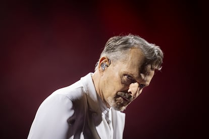 El cantante Miguel Bosé durante el concierto del Palau Sant Jordi.