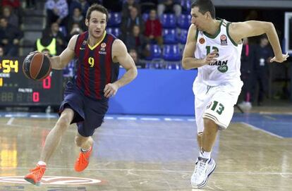 Marcelinho, con el balón, junto a Diamantidis.