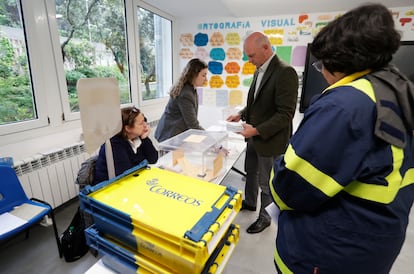 Entrega del voto por correo en una mesa electoral en Alcobendas (Madrid), este domingo. 