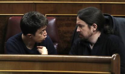 &Iacute;&ntilde;igo Errej&oacute;n y Pablo Iglesias discuten en el esca&ntilde;o del Congreso. 