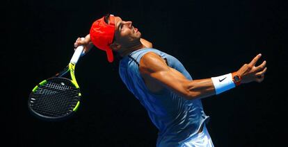 Nadal sirve durante un entrenamiento en Melbourne.