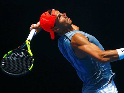 Nadal sirve durante un entrenamiento en Melbourne.