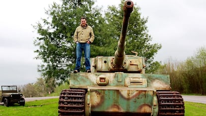 James Holland sobre un tanque Tiger, en una imagen de un documental de la BBC.