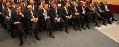 De izquierda a derecha, Florentino P&eacute;rez (ACS), Francisco Gonz&aacute;lez (BBVA), Isidro Fain&eacute; (Caixabank), Dim&aacute;s Gimeno (Cort&eacute; Ingl&eacute;s), Ignacio S&aacute;nchez Gal&aacute;n (Iberdrola), Pablo Isla (Inditex), Isak Andic (Mango), Antonio Huertas (Mapfre), Antonio Brufau (Repsol) y C&eacute;sar Alierta (Telef&oacute;nica). 