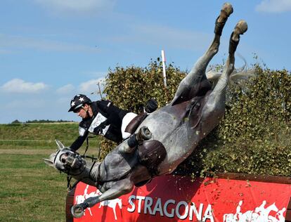 El jinete polaco Aleksander Kadlubowski cae con su caballo 'Devin Du Maury' durante el Campeonato Europeo de Jóvenes Jinetes en Strzegom (Polonia).