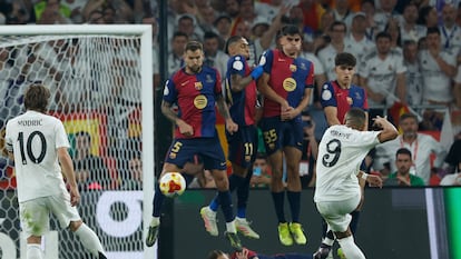 Mbappé marca de falta el gol del empate.