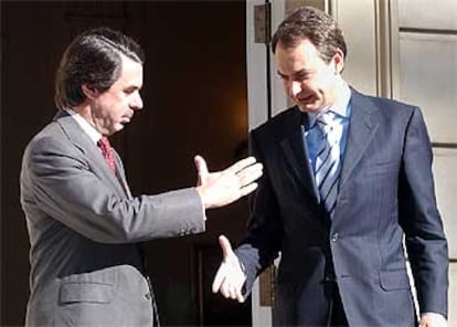 Aznar y Zapatero, poco antes de su reunión en la Moncloa.