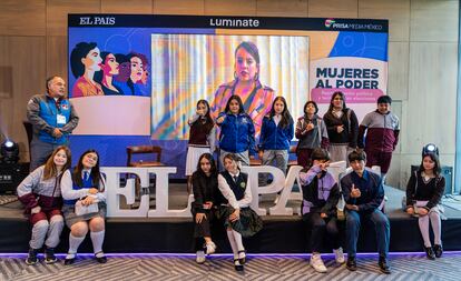 Alumnos y alumnas de la Academia aeroespacial de México en Tlaxcala se toman una fotografía al término del 'Foro Mujeres al Poder'. 