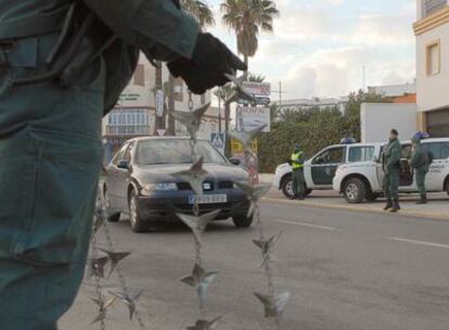 Agentes de la Guardia Civil, ayer, en un control en Barbate.