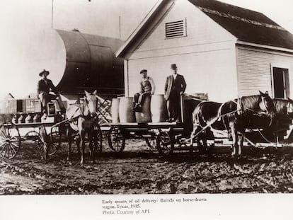 Carretas de caballos que transportaban barriles durante una entrega de petróleo en 1915 en Texas.