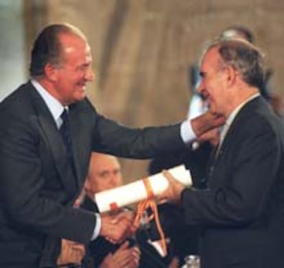 El Rey posó flanqueado por los galardonados con los premios Jaume I, ayer, en la Lonja de Valencia.