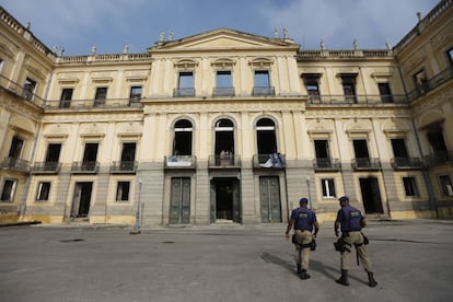 Vista general del Museo Nacional de Río de Janeiro donde la tarde del domingo se originó un incendio.