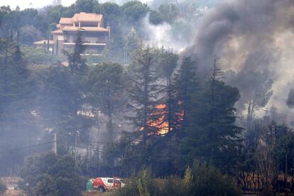 Vista del incendio forestal que se ha declarado entre las localidades de Robledo de Chavela y Valdemaqueda, a unos sesenta kilómetros al oeste de la ciudad de Madrid.