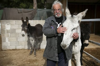 Dilfenio Romero, fundador de Burrolandia, en las instalaciones de la asociación.