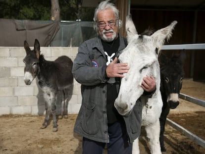 Dilfenio Romero, fundador de Burrolandia, en las instalaciones de la asociación.