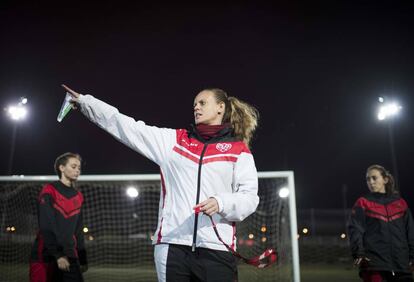 Irene Ferreras, entrenadora del Rayo Vallecano, da instrucciones a sus jugadoras durante un entrenamiento.