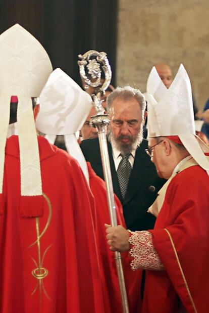 Fidel Castro saluda al cardenal Jaime Ortega (derecha) en 2005.