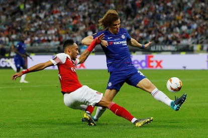 David Luiz (a la derecha), del Chelsea es presionado por Pierre-Emerick.