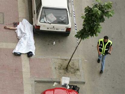 El cadáver de Luis Samuel Velasco Valdizán yace tendido en el suelo en la calle del Río Guadiana en Parla.