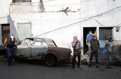 Alguns vizinhos que testemunham os protestos cobrem seus rostos afetados por gás lacrimogêneo.