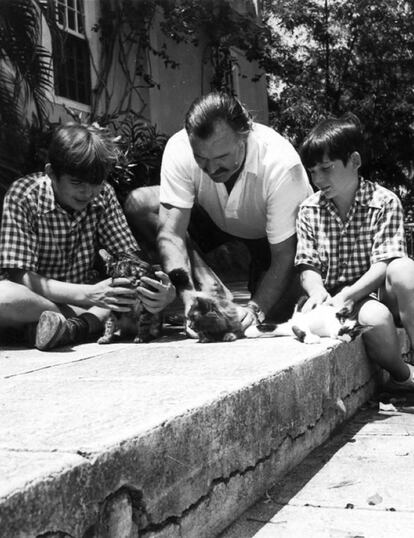 Hemingway con sus hijos Patrick y Gregory juegan con los gatos de Finca Vigia, en 1940.