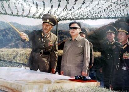 Kim Jong-Il con un grupo de militares en una foto de archivo.