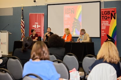 Los escritores María Mínguez Arias, Nando López, Almudena Solana y Boris Izaguirre, en un panel del festival LGBTQ+Ñ auspiciado por el Instituto Cervantes de Los Ángeles y celebrado el 3 de octubre en Los Angeles City College.