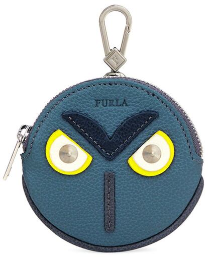 Un monedero muy expresivo. Los nuevos pequeños monederos para hombre Furla Man Ulisse, realizados en piel fina graneada, combinan innovación y tradición artesana. Un artículo con una rigurosa y original silueta que se puede llevar en el bolsillo o fijado al cinturón, gracias a su mosquetón de metal, y que emulan un curioso rostro, con ojos y nariz. El mosquetón tiene grabada la letra efe, el logotipo de la marca italiana. La compañía ha lanzado el modelo Toni Onyx, el Toni Lava y el Toni Lago, todos con las mismas características pero con distintos colores y acabados. Precio: 75 euros.