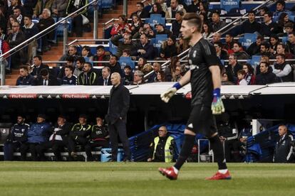 Luca, con Zinedine Zidane a lo lejos durante el partido.