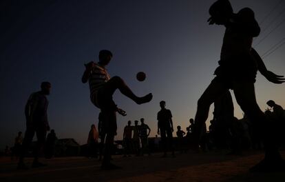 Refugiados rohingya jugando al fútbol al anochecer en el campo de refugiados de Kutupalong cerca de Cox's Bazar (Bangladés).