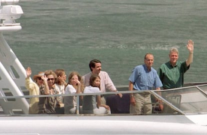 Los Reyes de España y el presidente norteamericano Bill Clinton, acompañado por su esposa e hija, junto al presidente del Gobierno español, José María Aznar, y su esposa, durante un encuentro en el yate 'Fortuna' en aguas de Mallorca en 1997.