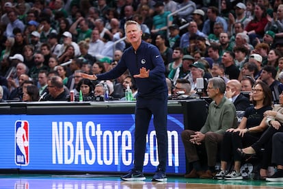 El entrenador de los Golden State Warriors, Steve Kerr, reacciona durante la primera mitad contra los Boston Celtics en el TD Garden esta madrugada.