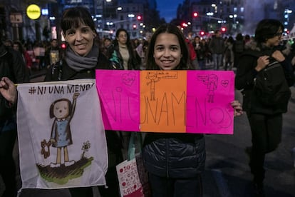 El grito “Ni una menos” resonó este viernes en las principales plazas de Argentina. Por segundo año consecutivo, una multitud volvió a ocupar el centro de Buenos Aires para exigir el fin de la violencia machista. Con mensajes dibujados en pancartas, camisetas, chapas, banderas y también en el asfalto, personas de todas las edades expresaron su repudio a los feminicidios, la cara más extrema de la violencia de género. En los últimos 12 meses, 275 mujeres han sido asesinadas en Argentina por ser mujeres, una cada 30 horas en promedio. Por estos crímenes, al menos 217 menores quedaron huérfanos de madre. Las familias de las víctimas exigen la urgente aprobación del proyecto de ley que contempla la pérdida automática de la responsabilidad parental para el feminicida condenado.