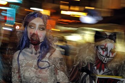 Dos mujeres disfrazadas celebran Halloween en Lan Kwai Fong, Hong Kong, el 31 de octubre de 2018.