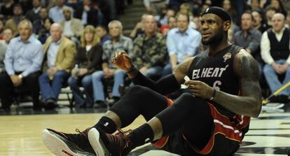 LeBron James durante el partido con los Bulls. 