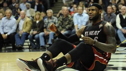 LeBron James durante el partido con los Bulls. 