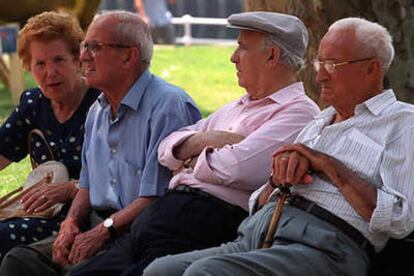 En la imagen, un grupo de jubilados charla en enero de 2004 en un parque de Bilbao.