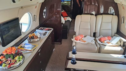 Interior del avión privado Gulfstream G550 antes del despegue en el aeropuerto Adolfo Suarez Madrid-Barajas.