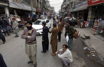 Varias personas salen a la calle tras el terremoto sentido en la ciudad de  Rawalpindi, Pakist&aacute;n.