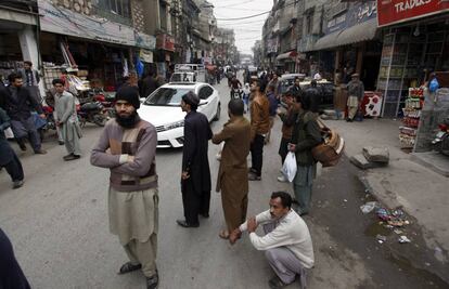 Varias personas salen a la calle tras el terremoto sentido en la ciudad de Rawalpindi, Pakistán.