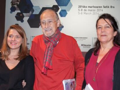 Azkuna, entre Laure Kaltenbach, directora de Forum d’Avignon (izquierda) y Lourdes Fernández, cuando se presentó la cita en Bilbao el pasado 6 de febrero.