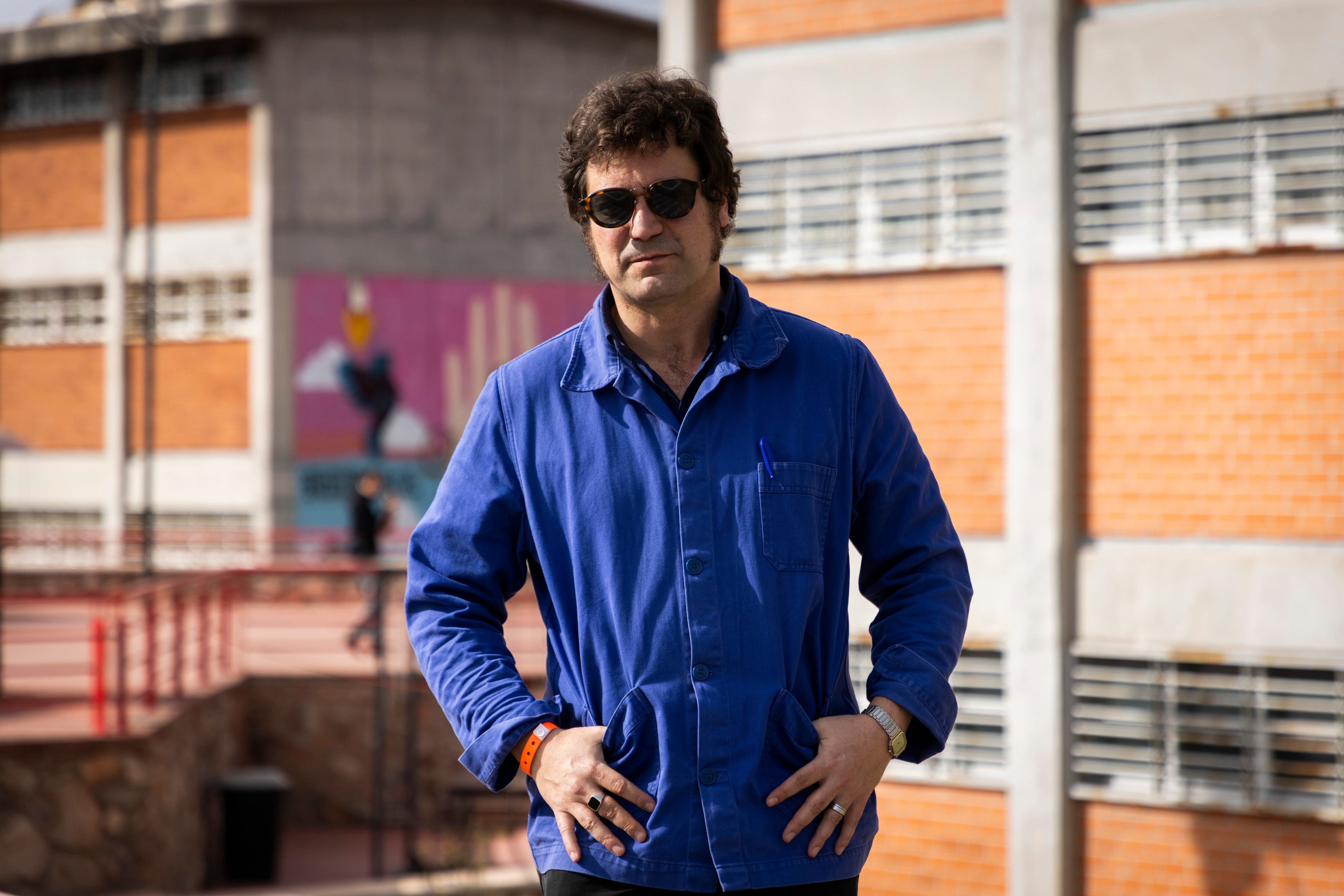 El escritor Miqui Otero en la Preparatoria Regional de Lagos de Moreno.