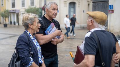 El candidato macronista en las proximas elecciones, Patrick Vignal participa junto a su reserva, Patricia Moullin-Traffort, en un reparto de propaganda electoral en Mauguio el pasado lunes.