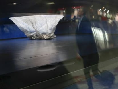 Pasajeros de la estación de Atocha, frente a la cúpula de plástico desplomada del monumento.