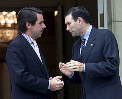 José María Aznar y Juan José Ibarretxe, el pasado 30 de julio, en el palacio de la Moncloa.