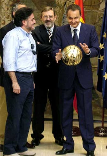 Pepu Hernndez y el secretario de Estado para el Deporte, Jaime Lissavetzky, observan entre sonrisas cmo bota un baln dorado el jefe del Ejecutivo.