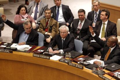 El representante de Rusia en la ONU, Vitaly Churkin (centro), mientras sus homólogos de Portugal y Sudáfrica votan a favor de la resolución.